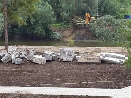 PRIMARIA SE SPALA PE MAINI IN CAZUL SCULPTURILOR DE PE MAL. CONSTRUCTORUL E DE VINA