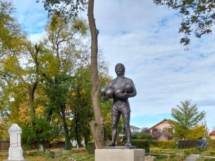 Primăria Semlac a finalizat statuia din bronz a fostului mare portar Helmut Duckadam