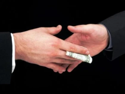 PRIMARII VOR SALARII MAI MARI PENTRU A FI FERITI DE TENTATII