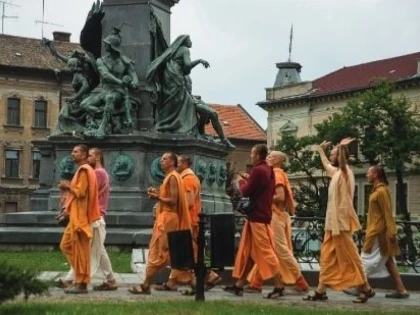 PRIMARUL FALCA SI REFUGIATII LUI FAC ARADUL DE RAS IN TOATA TARA