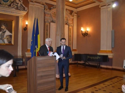PRIMARUL GHEORGHE FALCA A PRIMIT MEDALIA „JEAN MONNET“ DIN PARTEA MISCARII CHARTA XXI