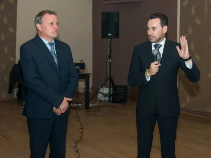 PRIMARUL SÂNTANEI, ACUZAT CĂ A AMENINŢAT UN CONSILIER LOCAL