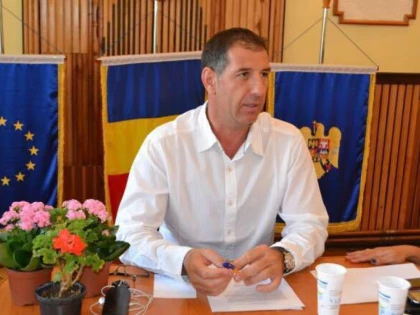 Primarul Zăbraniului: ENEL blochează asfaltarea străzilor din comună