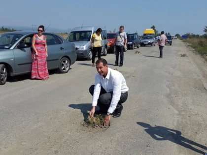 PRIMARUL ZABRANIULUI SI CETATENII DIN COMUNA AU PLANTAT FLORI IN GROPILE DE PE NEUDORF - TIMISOARA (FOTO)