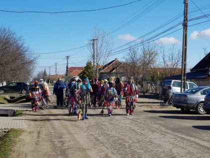 Primăvara, întâmpinată la Olari cu costume și măști