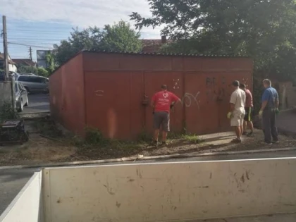 Primele două garaje demolate de Primărie, în Micălaca