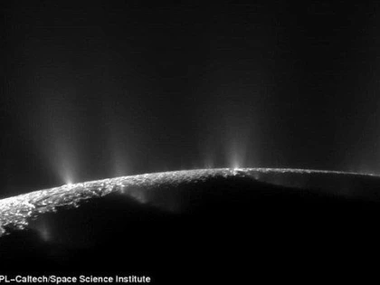 PRIMELE FOTOGRAFII CU JETURILE DE APA SI VAPORI DE PE ENCELADUS, SATELIT AL PLANETEI SATURN