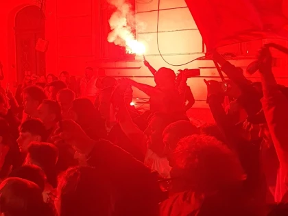 Primire cu torțe și fumigene! Sute de fani ai lui Dinamo au dat show la hotelul lui Țucudean