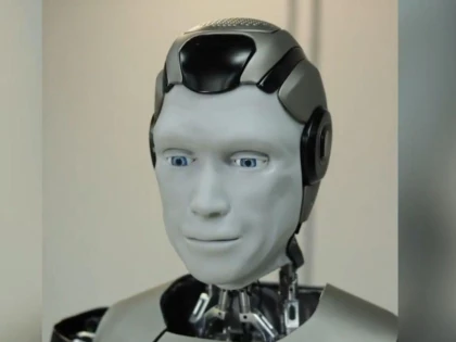 Primul robot umanoid creat în Rusia a căzut pe scenă, chiar în timpul lansării