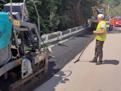 Primul strat de asfalt, aproape finalizat, pe Bârsa-Moneasa
