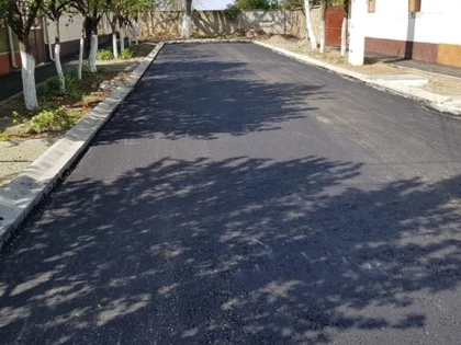 Primul strat de asfalt pe strada Pinului