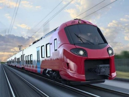 Primul tren electric cumpărat de România în ultimii 40 de ani a fost distrus de pietre