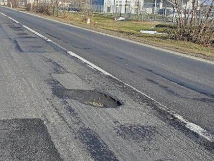 Principalele drumuri din Arad sunt pline de gropi, după îngheț și deszăpezire