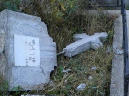 Prins în timp ce profana un mormânt, dintr-un cimitir din municipiu