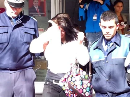 PRINSE N FLAGRANT IN TIMP CE FURAU BUNURI DINTR-UN SUPERMARKET