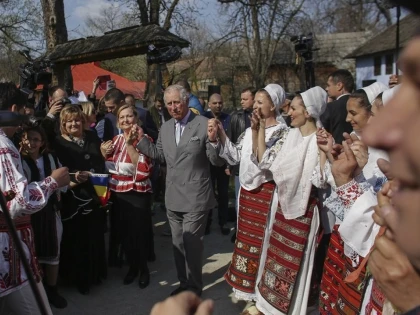 Prințul Charles, impresionat de Biserica Dragomirești, ouăle încondeiate și icoanele lucrate manual de la Muzeul Satului