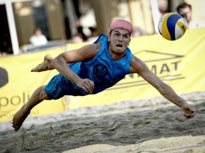 PRO VOLEI ARAD PROPUNE UN CAMPION NATIONAL LA BALCANIADA DE VOLEI PE PLAJA