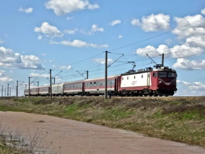 Probleme cu energia electrică pe calea ferată Vărădia - Conop. Șapte trenuri au avut întârzieri