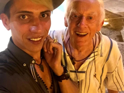 Probleme în paradis. Preotul britanic, lăsat pe drumuri de soțul român