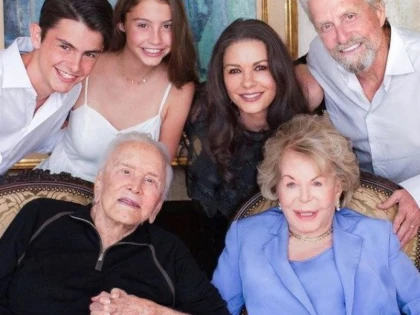 Producătoarea Anne Douglas, văduva lui Kirk Douglas, a murit la vârsta de 102 ani