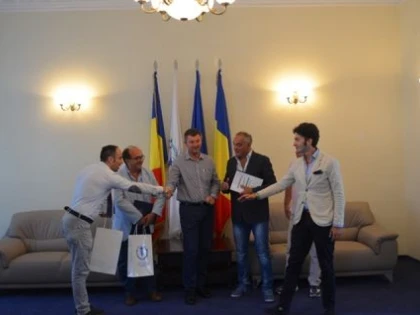 PRODUCĂTORI ITALIENI DE VINURI ȘI ULEI DE MĂSLINE CAUTĂ DISTRIBUITORI LA ARAD