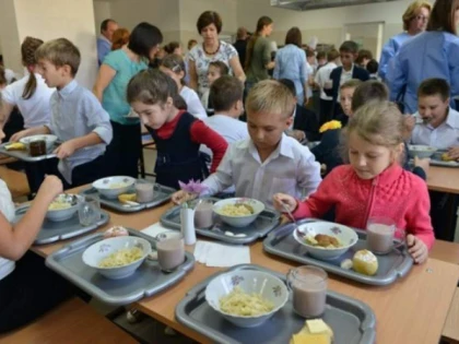 Programul-pilot de acordare a unui suport alimentar pentru preşcolarii şi elevii din 50 de școli va continua