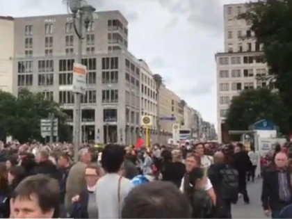 Protest cu mii de oameni la Berlin faţă de restricţiile din pandemie