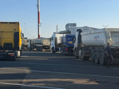 Protest cu zeci de camioane pe centura Aradului. Transportatorii cer amânarea TollRo