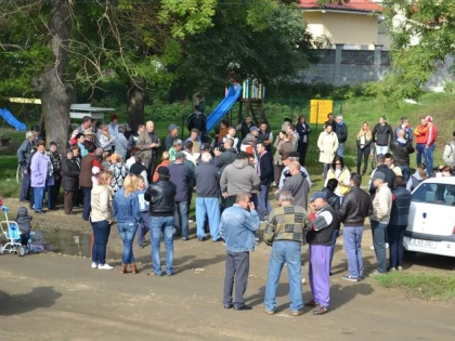 PROTEST IN ARADUL NOU, DIN CAUZA DRUMURILOR DE PAMANT. FALCA E OCUPAT CU IOHANNIS 