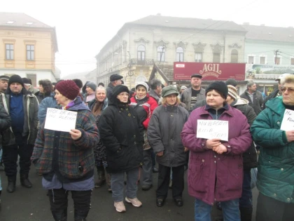 Protest în Piaţa Catedralei! Peste 1.000 de arădeni, împotriva demolării (FOTO)