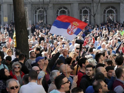 Proteste în Serbia: Sute de studenți au blocat sediul televiziunii acuzând că îi ține partea lui Vucic