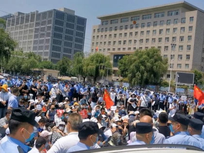 Proteste masive la cea mai mare fabrică de iPhone-uri din China