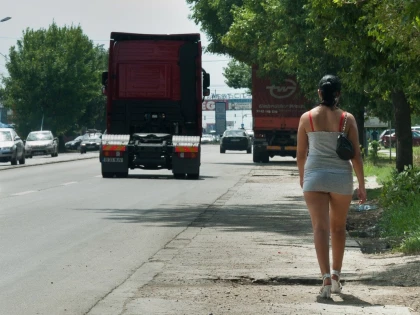 Proxeneți care obligau minore să se prostitueze în Arad și Cluj, prinși de DIICOT