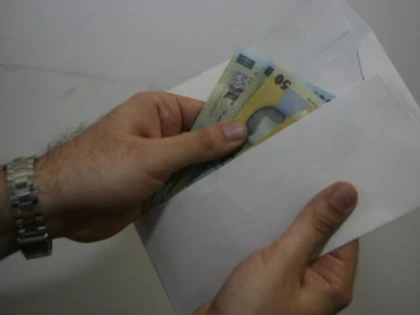 PSIHIATRU DIN ARAD, ACUZAT DE LUARE DE MITĂ. PACIENȚII, COBAI FĂRĂ VOIE