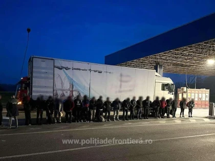PTF Nădlac II: 23 de cetățeni străini depistați ascunși în două TIR-uri