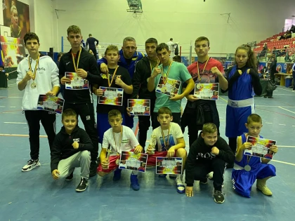 Pugiliștii lui Ruben Stoia au urcat pe cele mai înalte trepte ale podiumului, la regalul de box de la Arad! (FOTO)