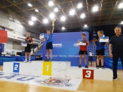 Puștiul arădean Sergiu Bej a urcat pe podiumul Paletei de Argint la tenis de masă!