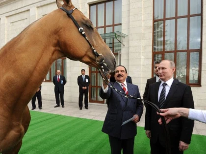 PUTIN I-A DARUIT UN ARMASAR PUR SANGE REGELUI BAHREINULUI