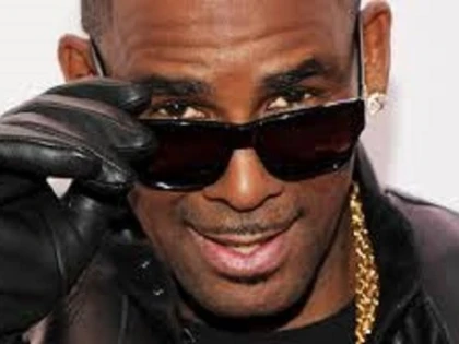 R Kelly, acuzat că a sechestrat mai multe femei