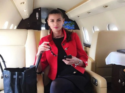 RAMONA GABOR SCHIMBA DESTINATIA! SE RASFATA LA BORDUL AERONAVEI DE LUX A LUI MR.PINK