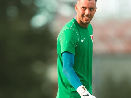 Rapid a pus ochii pe Dejan Iliev