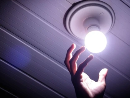 Raport alarmant: Aproximativ 5.500 de locuinţe din România nu au electricitate