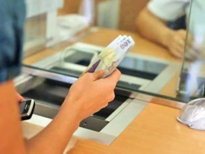 Ratele românilor cresc alarmant. Mulți dau jumătate din salariu la bănci