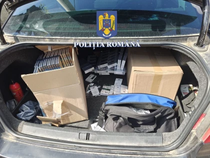 Razie a polițiștilor arădeni. În două autoturisme au fost găsite 1.029 pachete de țigarete netimbrate