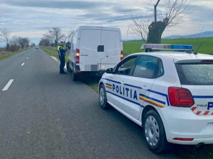 Razie a polițiștilor la Sântana. Zeci de persoane și autovehicule au fost verificate