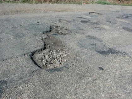 Reabilitat acum trei ani, Drumul Judeţean Buteni-Cuied e plin de cratere