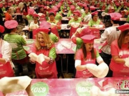 RECORD GUINNESS BOOK PENTRU PERSOANE CARE AU PREGATIT SIMULTAN PIZZA