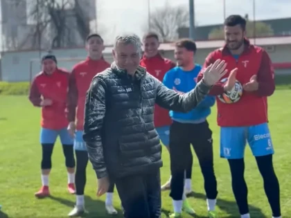 Rednic a primit tort și...făină de ziua sa: „Surpriză frumoasă, norocul meu e că nu am bazin aici!”