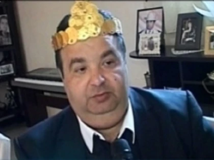 Regele romilor, călcat de mascați