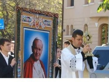 RELICVA PAPEI IOAN PAUL AL II-LEA, PURTATA IN PROCESIUNE, IN CAPITALA